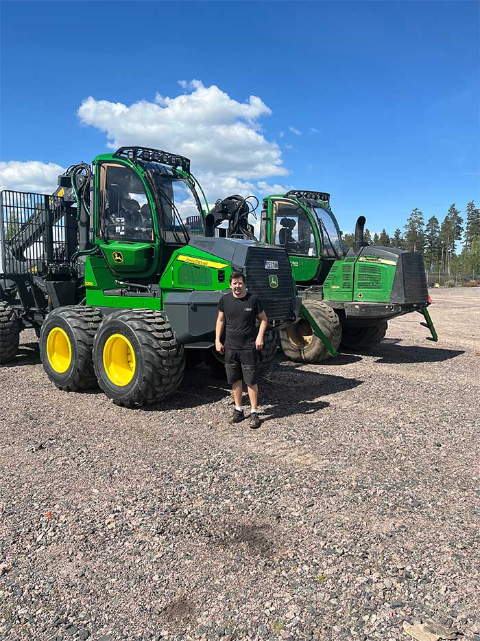 Traktor med släp fullt med stockar