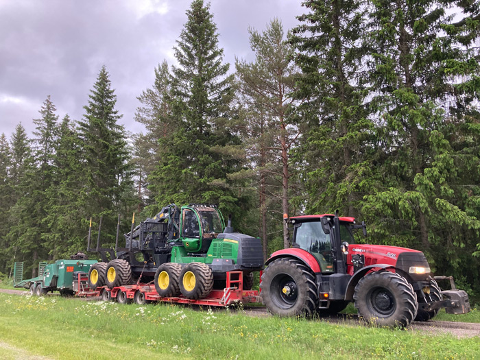 Traktor med släp med maskin på